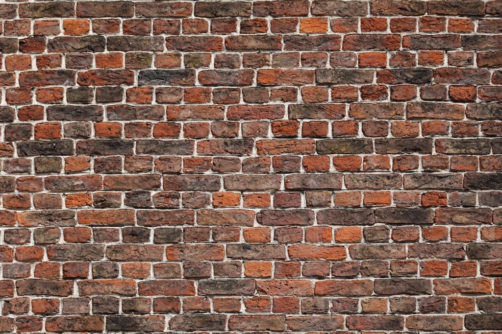 Ziegelwand während der Fugensanierung – Beispiel für die Erneuerung alter, beschädigter Fugen durch den Fugenbetrieb Sundarp in Eschweiler.
