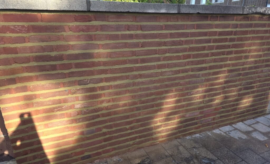 Gereinigte und neu verfugte Denkmalmauer – Nachherbild einer professionellen Sanierung durch den Fugenbetrieb Sundarp aus Eschweiler.
