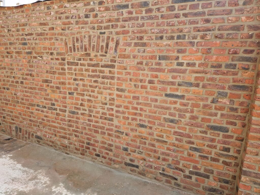 Neu verfugte und gereinigte Gartenmauer – Nachherbild einer Fugensanierung durch den Fugenbetrieb Sundarp aus Eschweiler.
