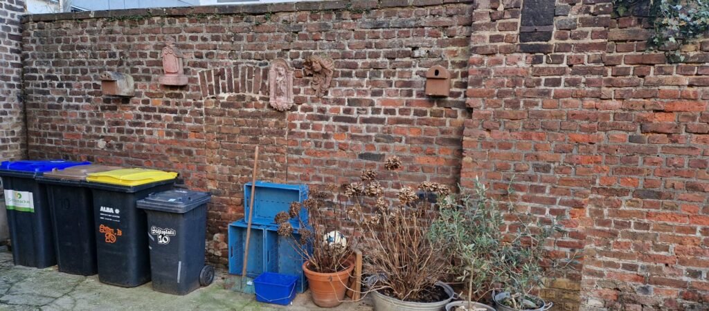 Verwitterte Gartenmauer mit verschmutzten und beschädigten Fugen – Vorherbild einer Fugensanierung durch den Fugenbetrieb Sundarp in Eschweiler.
