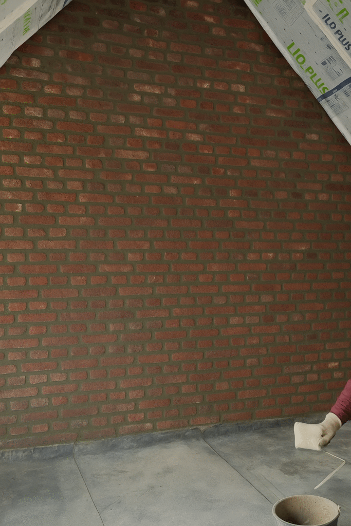 Neu verfugte Ziegelwand im Dachgeschoss – Nachherbild einer Fugensanierung durch den Fugenbetrieb Sundarp aus Eschweiler.
