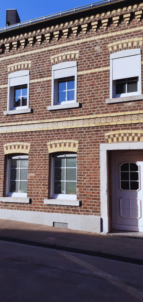 Neu verfugte und gereinigte Hausfassade – Nachherbild einer Fugensanierung durch den Fugenbetrieb Sundarp aus Eschweiler.
