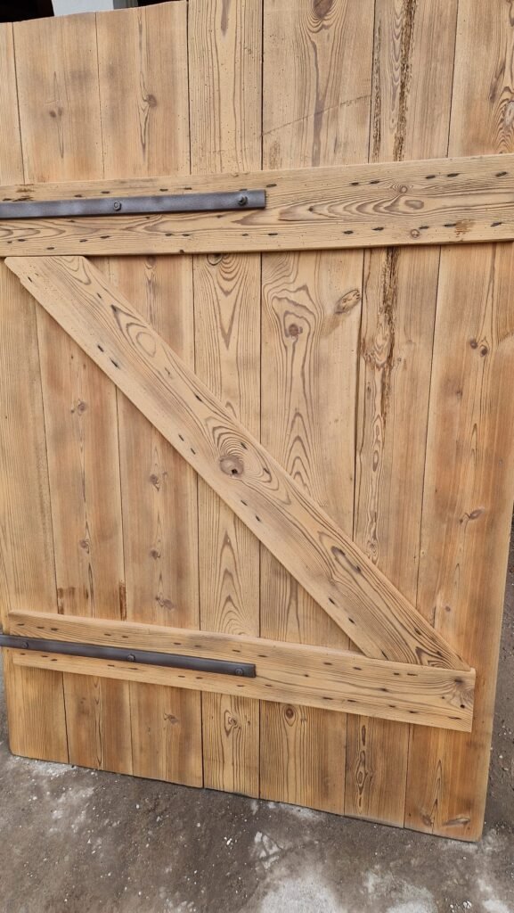 Aufbereitete Holztür nach Sandstrahlarbeiten – Nachherbild einer Holzsanierung durch den Fugenbetrieb Sundarp aus Eschweiler.
