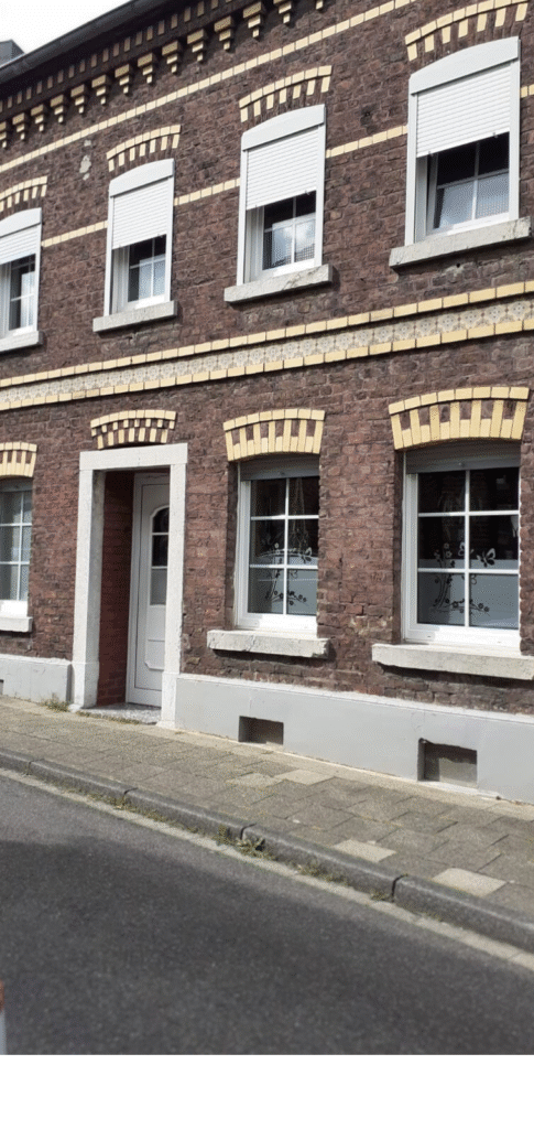 Gealterte Klinkerfassade mit dunklen Fugen und Witterungsspuren – Vorherbild einer Fugensanierung durch den Fugenbetrieb Sundarp in Eschweiler.
