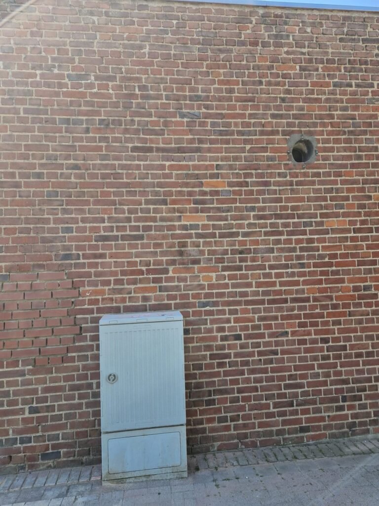 Nach der Reinigung instandgesetztes Ziegelmauerwerk – Nachherbild der Brandschadensanierung durch den Fugenbetrieb Sundarp aus Eschweiler.
